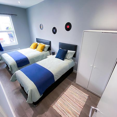 Modern 1 Bedroom Flat In Wood Green Лондон Екстериор снимка