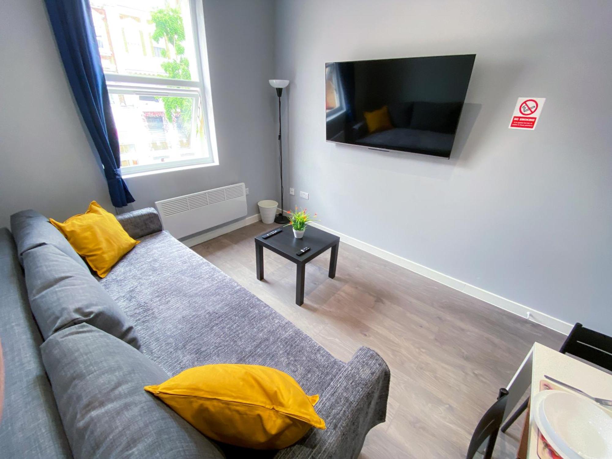 Modern 1 Bedroom Flat In Wood Green Лондон Екстериор снимка