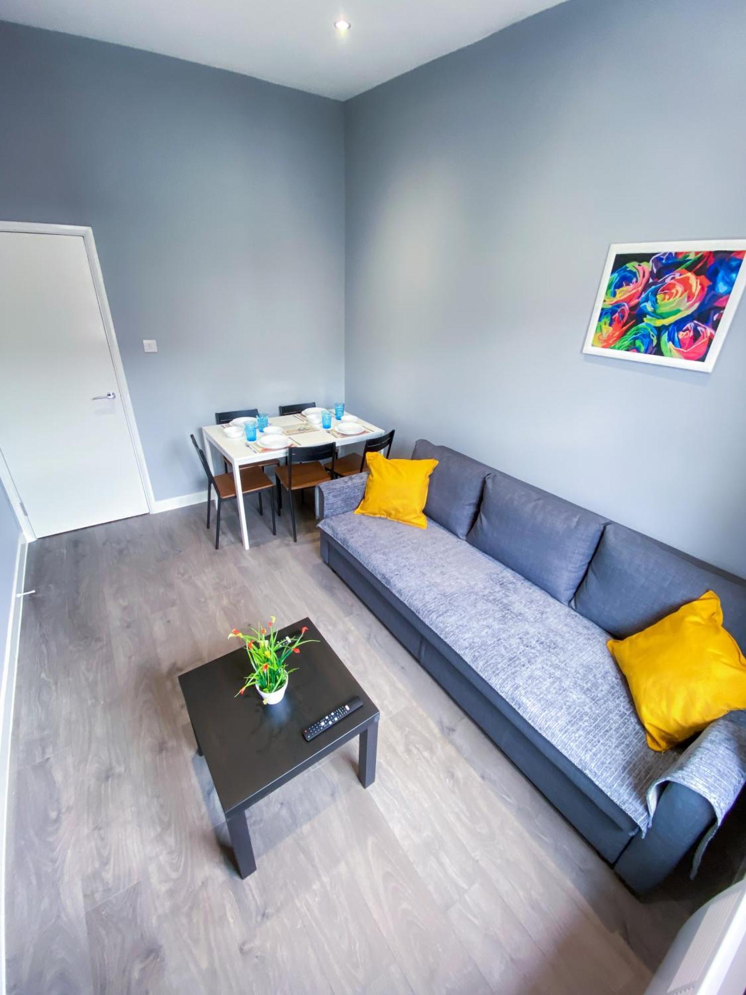 Modern 1 Bedroom Flat In Wood Green Лондон Екстериор снимка
