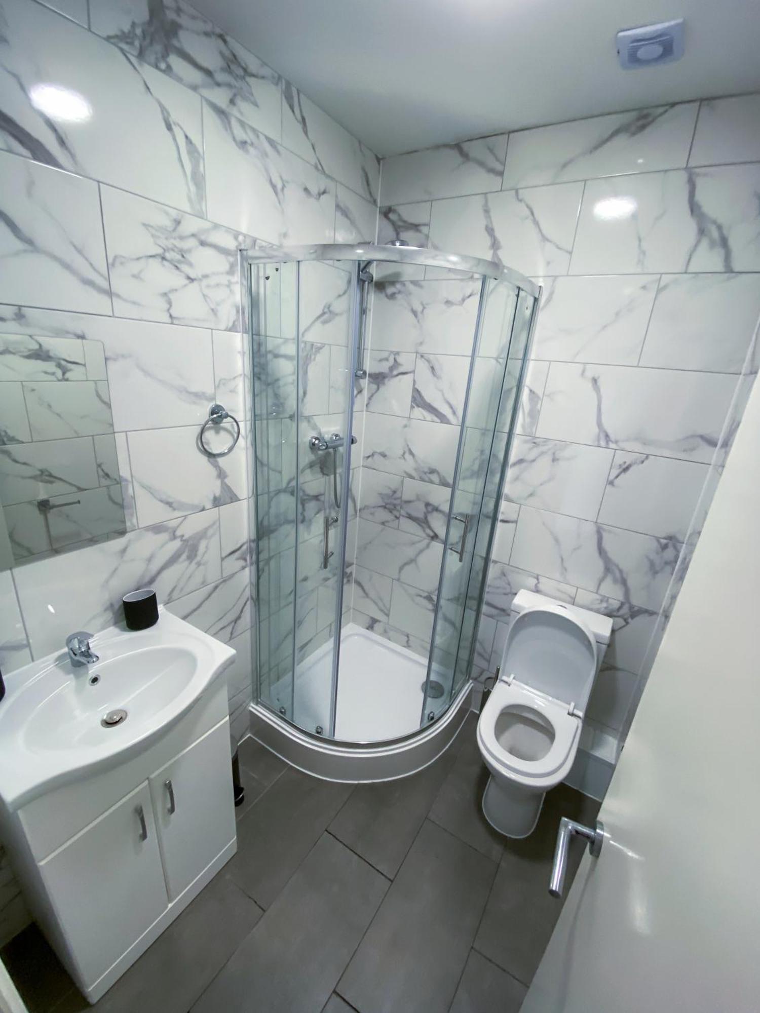 Modern 1 Bedroom Flat In Wood Green Лондон Екстериор снимка