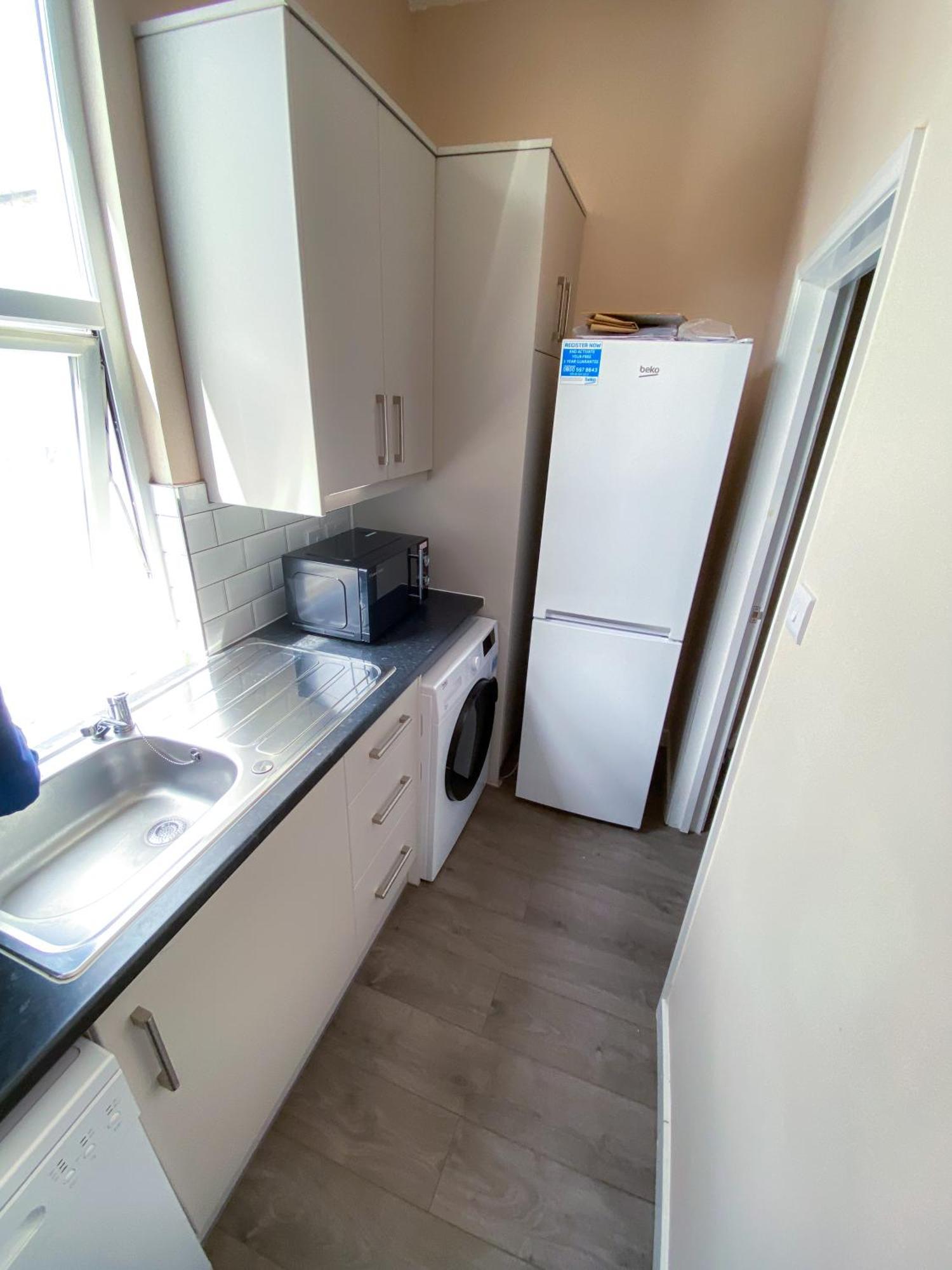 Modern 1 Bedroom Flat In Wood Green Лондон Екстериор снимка