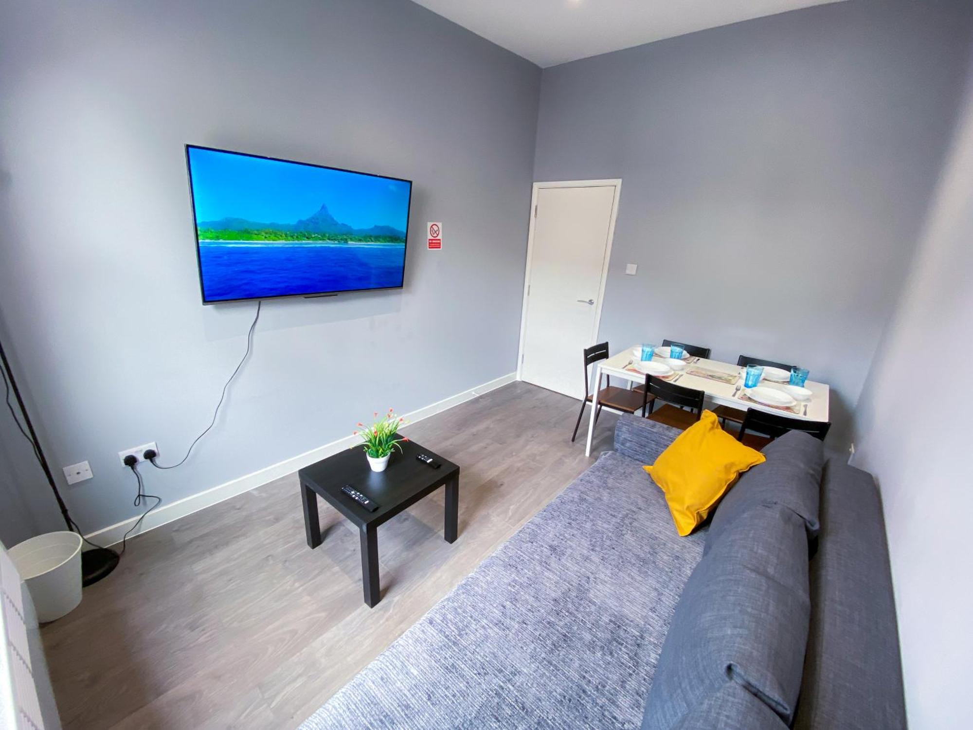 Modern 1 Bedroom Flat In Wood Green Лондон Екстериор снимка