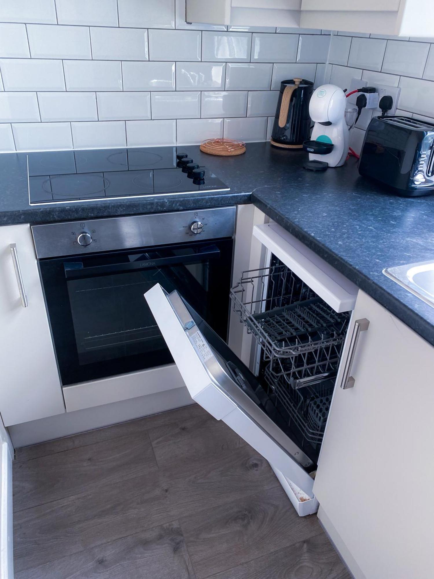Modern 1 Bedroom Flat In Wood Green Лондон Екстериор снимка