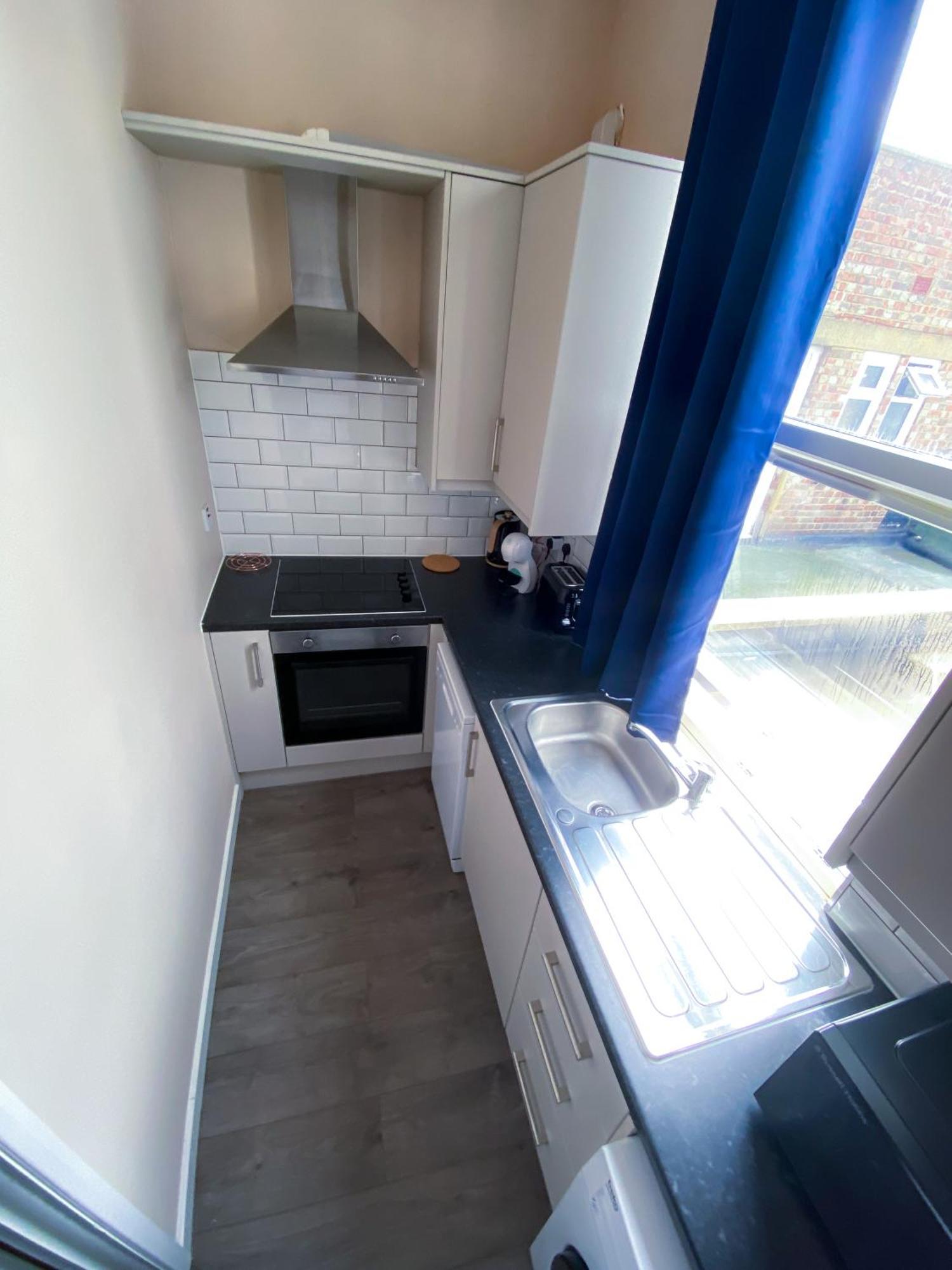 Modern 1 Bedroom Flat In Wood Green Лондон Екстериор снимка