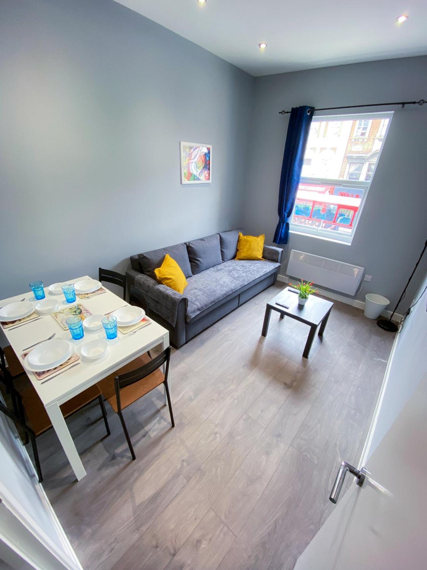 Modern 1 Bedroom Flat In Wood Green Лондон Екстериор снимка